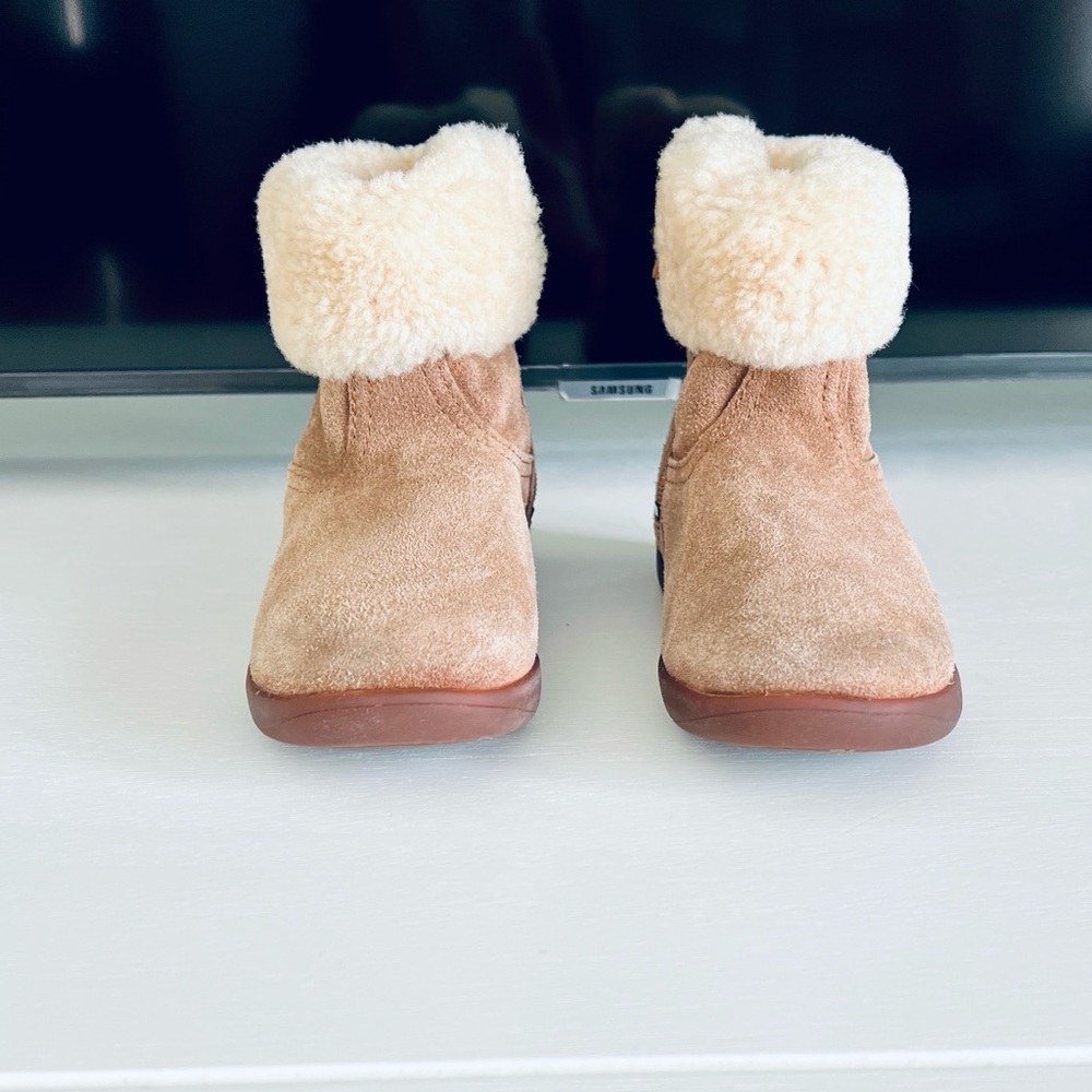 Ugg girls boots size 9c - Picture 3 of 8